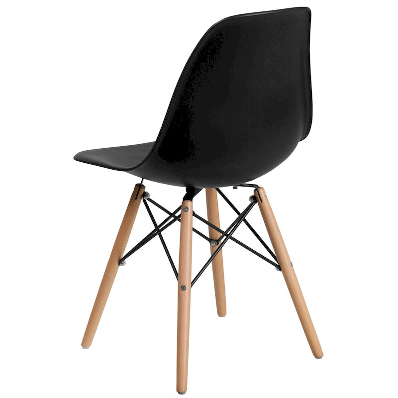 Silla de plástico con patas de madera
