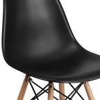 Silla de plástico con patas de madera