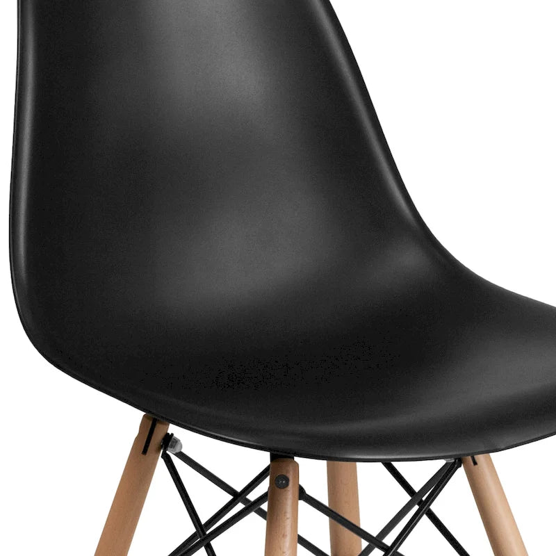 Silla de plástico con patas de madera