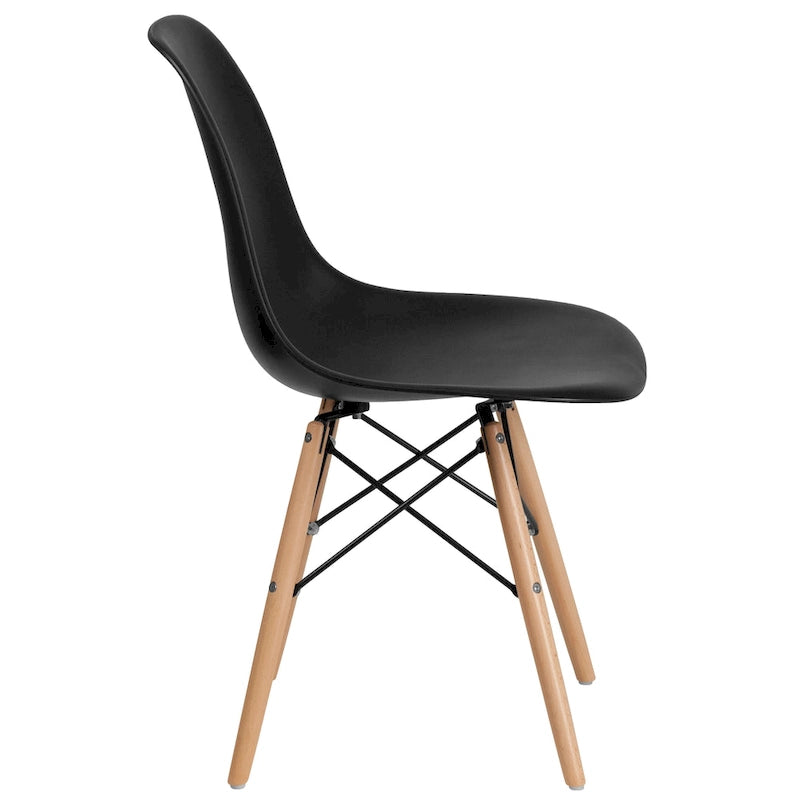 Silla de plástico con patas de madera
