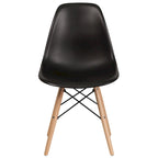 Silla de plástico con patas de madera