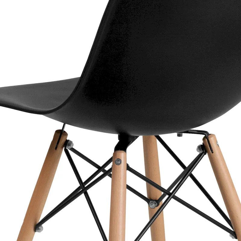 Silla de plástico con patas de madera