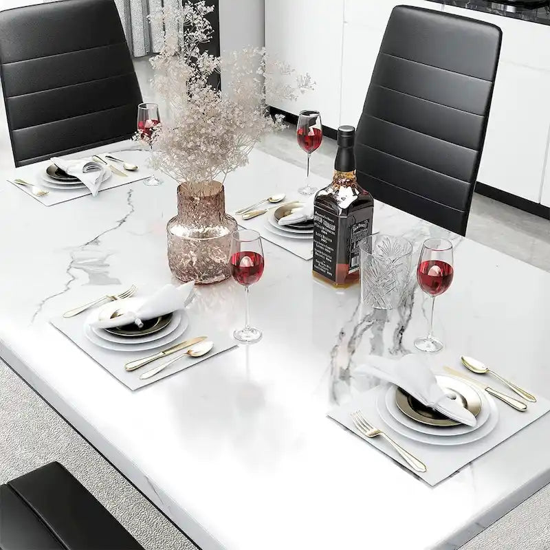 Juego de comedor de estilo moderno de 5 piezas con mesa con cubierta de imitación mármol y 4 sillas tapizadas en imitación cuero
