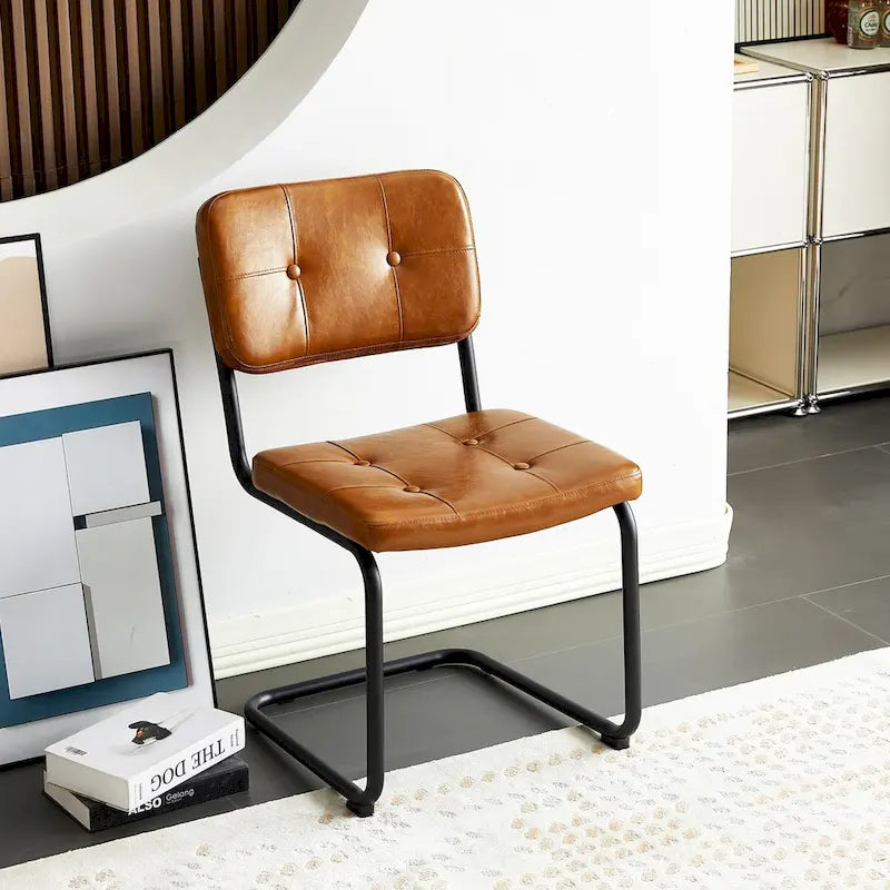 Silla de comedor moderna y sencilla de cuero con tubo metálico