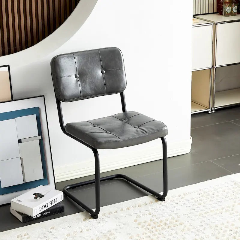 Silla de comedor moderna y sencilla de cuero con tubo metálico